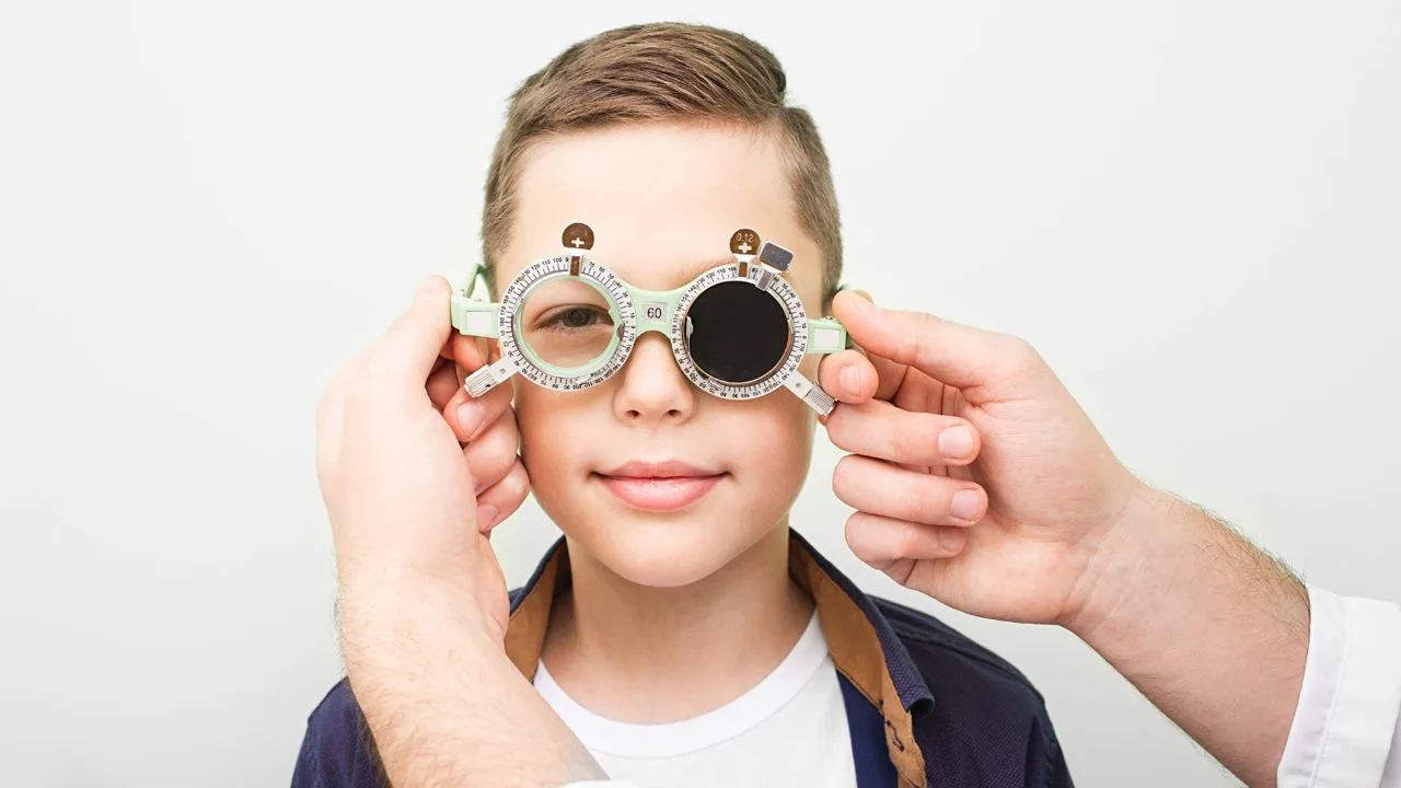 Jeune enfant passant un test de vision avec des images
