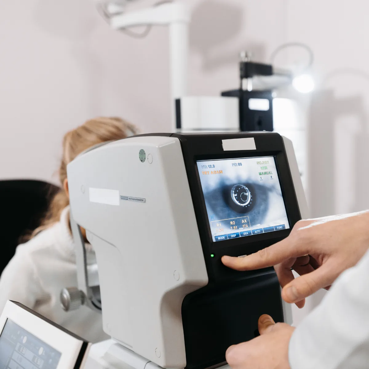 Œil aligné sous le faisceau d'un laser de correction