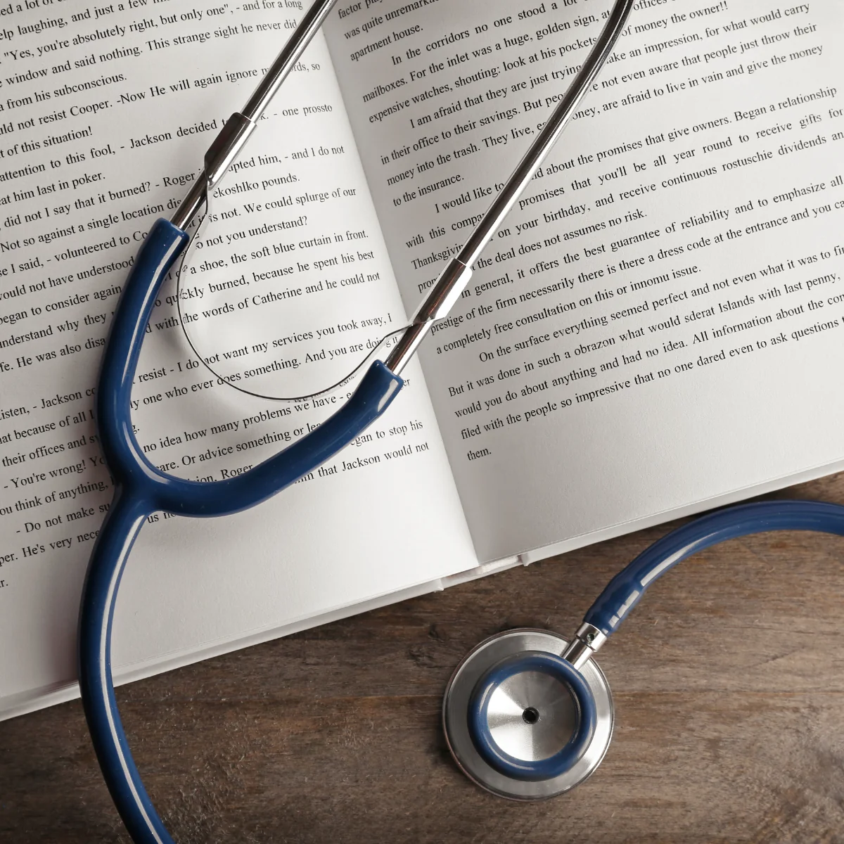 Ouvrage de médecine et stéthoscope